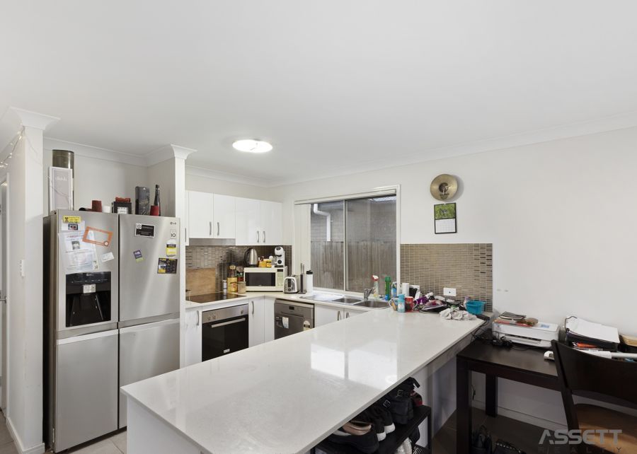 6 YRS YOUNG ... 3 BEDROOM + STUDY  HOME IN REDBANK PLAINS