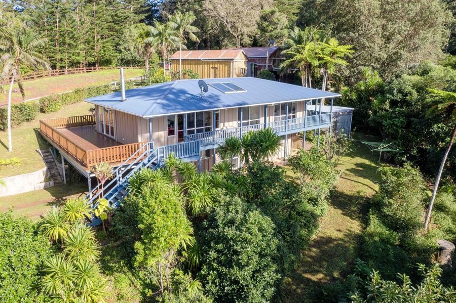 ISLAND LIVING AT IT'S BEST AT NORFOLK ISLAND... LARGE 4 BEDROOM DOUBLE STOREY HOME WITH PANORAMIC VIEWS