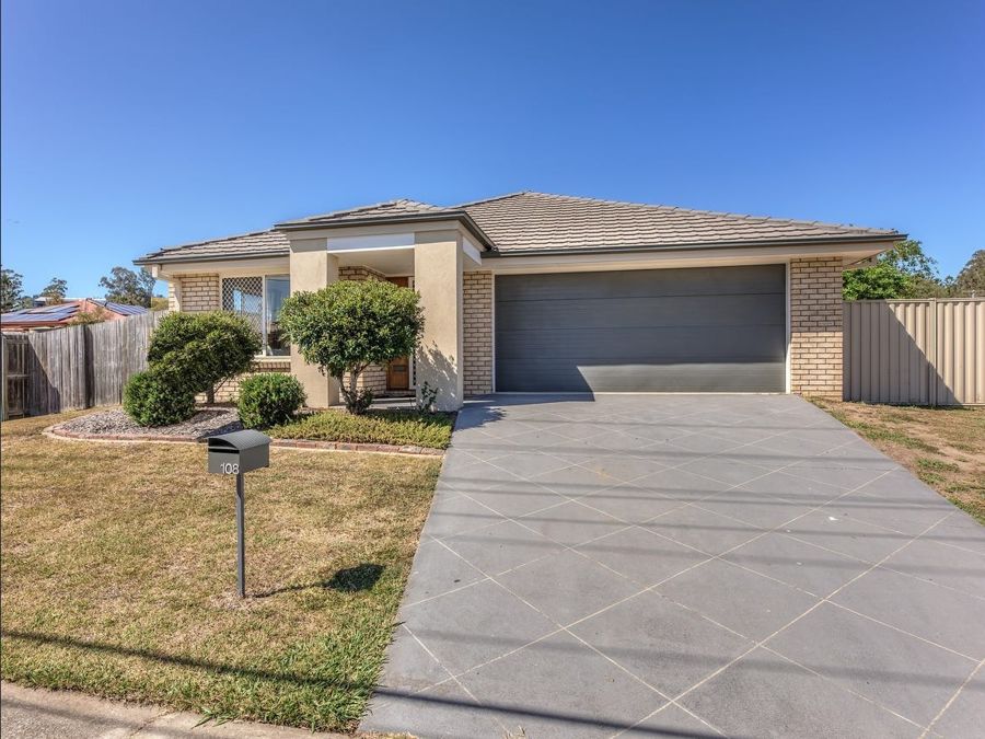 LARGE FAMILY HOME WITH SOLAR POWER , 2 X LIVING AREAS ...OFFERING CONVENIENCE & COMFORT !!!