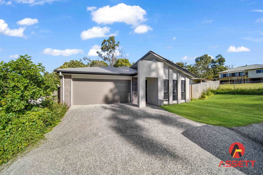 CO - LIVING AT IT'S BEST .... 3 X RENTAL INCOMES ...POSITIVE CASH FLOW FOR ASTUTE INVESTOR.... PROMINENT NORTH IPSWICH