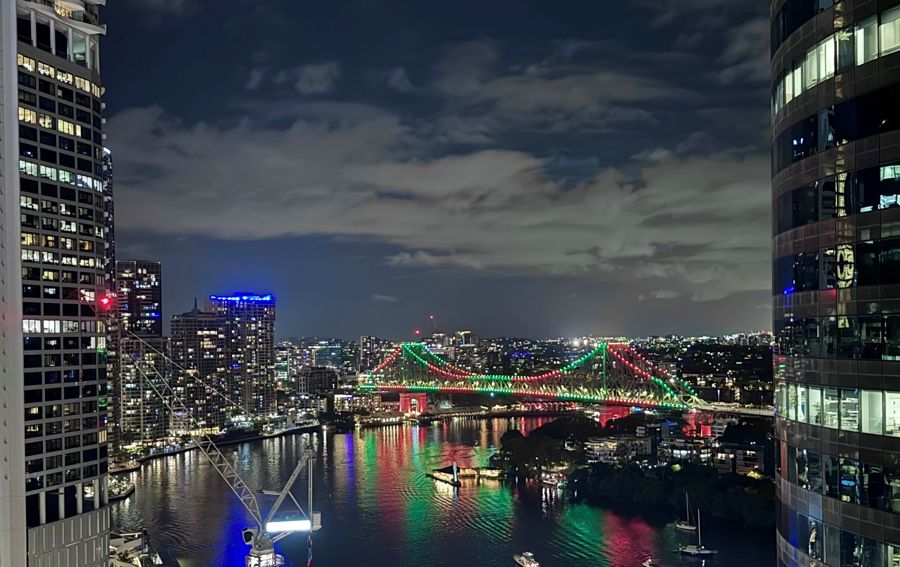 RENOVATED 2 BED APARTMENT ON 29 TH FLOOR & CAR PARK ... MAGNIFICENT VIEWS,BRISBANE CITY