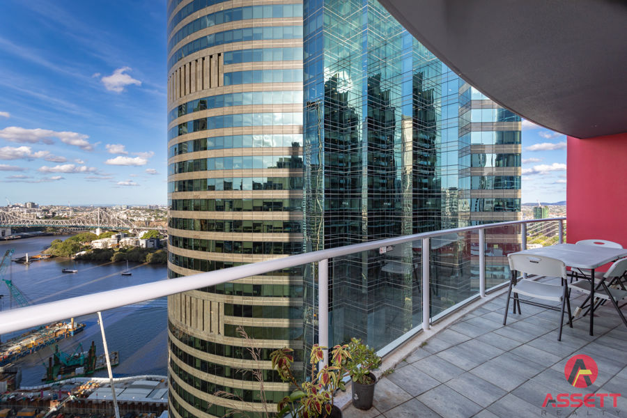 RENOVATED 2 BED APARTMENT ON 29 TH FLOOR & CAR PARK ... MAGNIFICENT VIEWS,BRISBANE CITY