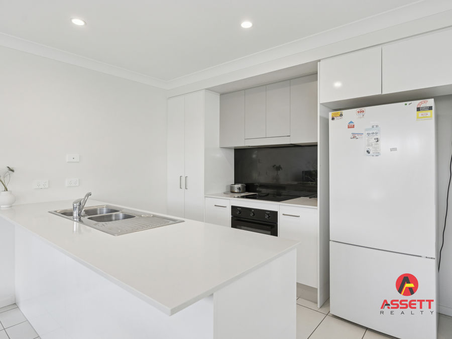 MODERN & STYLISH 2 YR YOUNG 3 BED 2.5 BATH TONWHOUSE ... CLOSE TO ALL AMENETIES IN SOUGHT AFTER REDBANK PLAINS