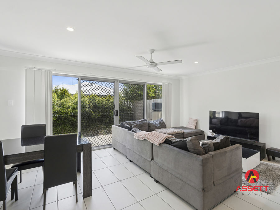 MODERN & STYLISH 2 YR YOUNG 3 BED 2.5 BATH TONWHOUSE ... CLOSE TO ALL AMENETIES IN SOUGHT AFTER REDBANK PLAINS
