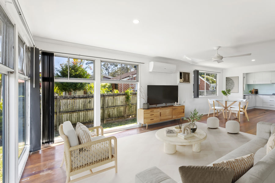 3 BEDROOM CLASSIC RENOVATED HOME ON LARGE 1012 M2 ...QUIET FAMILY FRIENDLY TOWN -  BEACHMERE