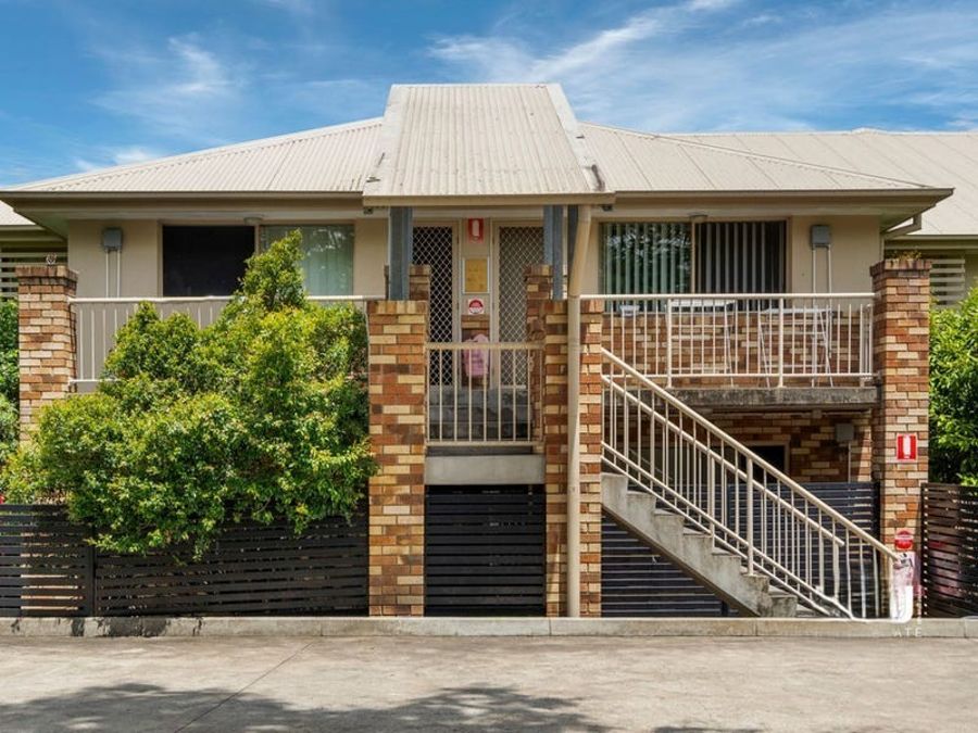 LARGE 3 BED 3 BATH UNIT IN IPSWCH... EXCELLENT INVESTMENT OR CONVENIENT FAMIYL HOME