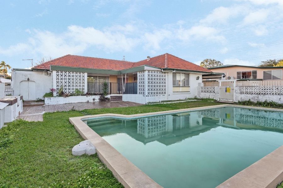 PRIME POSITION - 1012M2 - DUAL LIVING OPPORTUNITY!