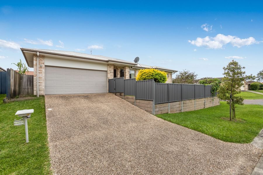 CONTEMPORARY DELIGHTFUL - 3/2/2 - PEACEFUL ROTHWELL LOCALE!