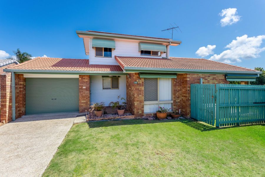 IMMACULATE THREE BEDROOM HOME IN SOUGHT AFTER FREEHOLD VILLAGE!