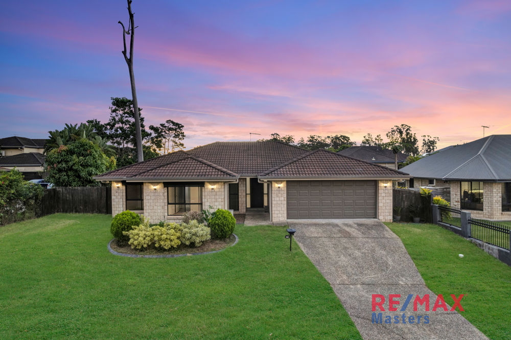 LUXE FAMILY LIVING ON 676M2 IN A PRIME CALAMVALE CUL-DE-SAC - AUCTION IF NOT SOLD PRIOR!