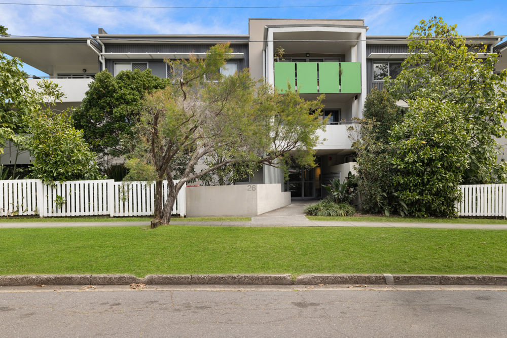 NORTH-FACING APARTMENT WITH MOUNTAIN VIEWS + TWO ENSUITED BEDROOMS + TWO SECURE CAR SPACES