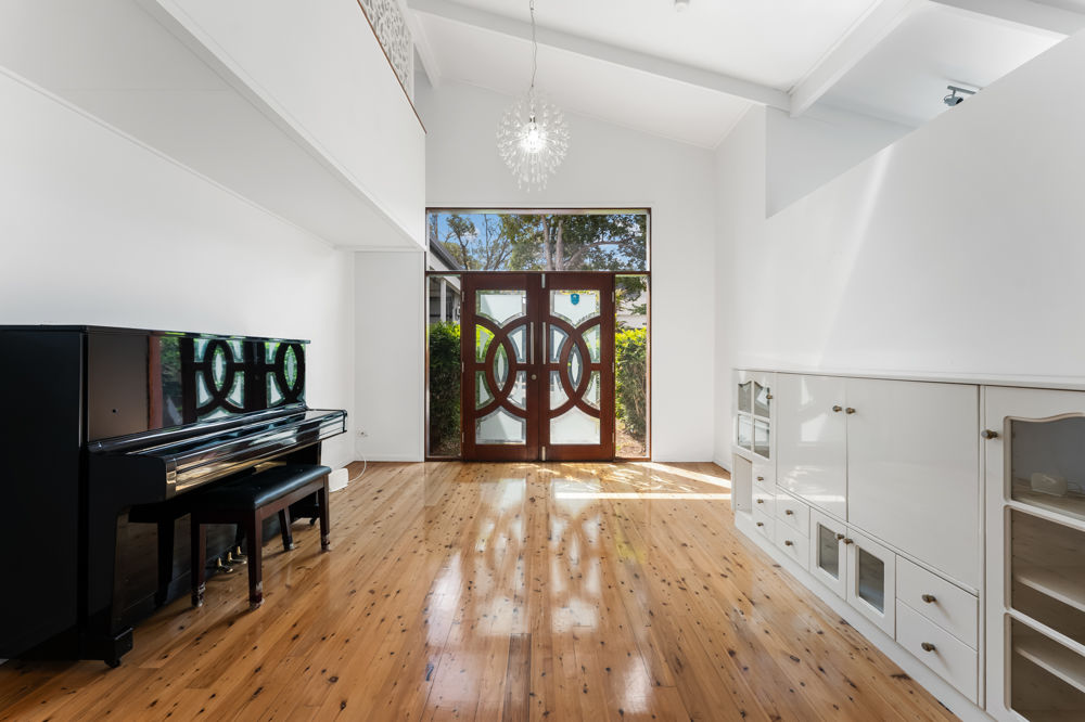 SPACIOUS FAMILY LIVING IN MACGREGOR STATE SCHOOL CATCHMENT