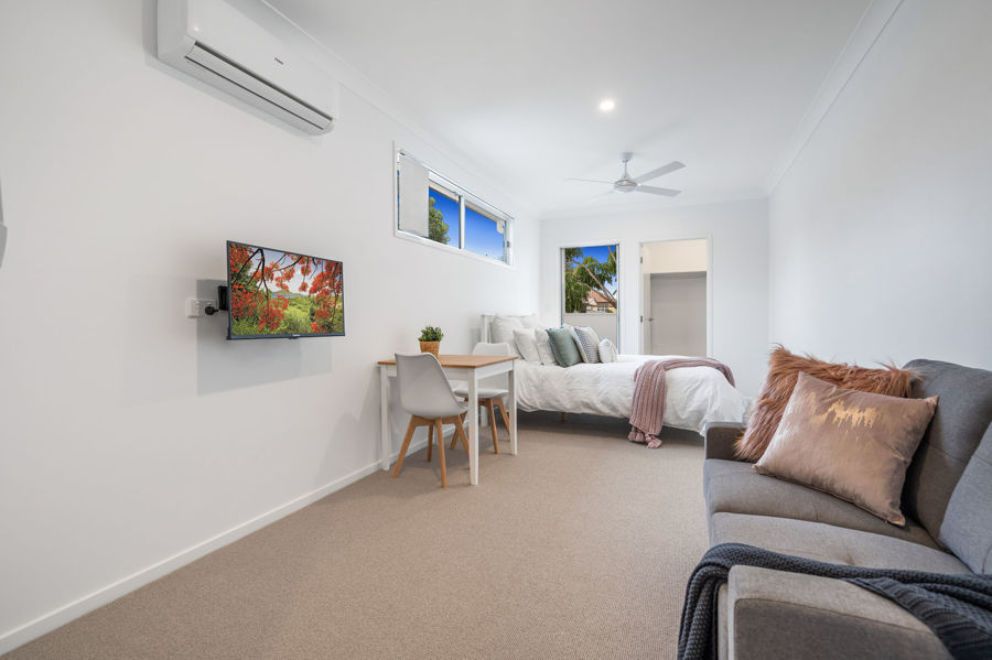 PRIVATE UPSTAIRS STUDIO APARTMENT