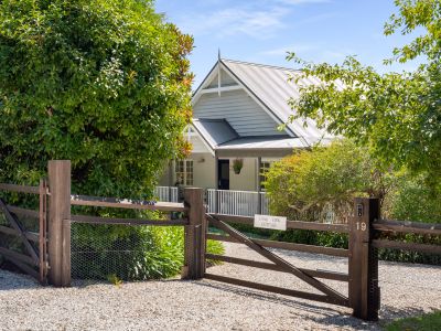 LONGVIEW COTTAGE - LUXURIOUS LIVING WITH APPROVED SUBDIVISION UPSIDE