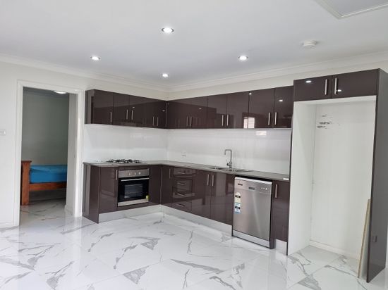 GRANNY CLOSE TO TRAIN STATION INCLUDING WATER