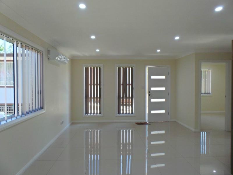 GRANNY FLAT - 2 MIN. WALK TO DOONSIDE STATION INCLUDING WATER