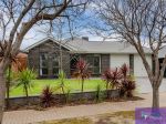 SLEEK MODERN FAMILY HOME IN A PRIME LOCATION!
