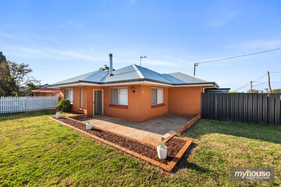 CHARACTER, SPACE & FLEXIBILITY ON A LOW-MAINTENANCE CORNER BLOCK