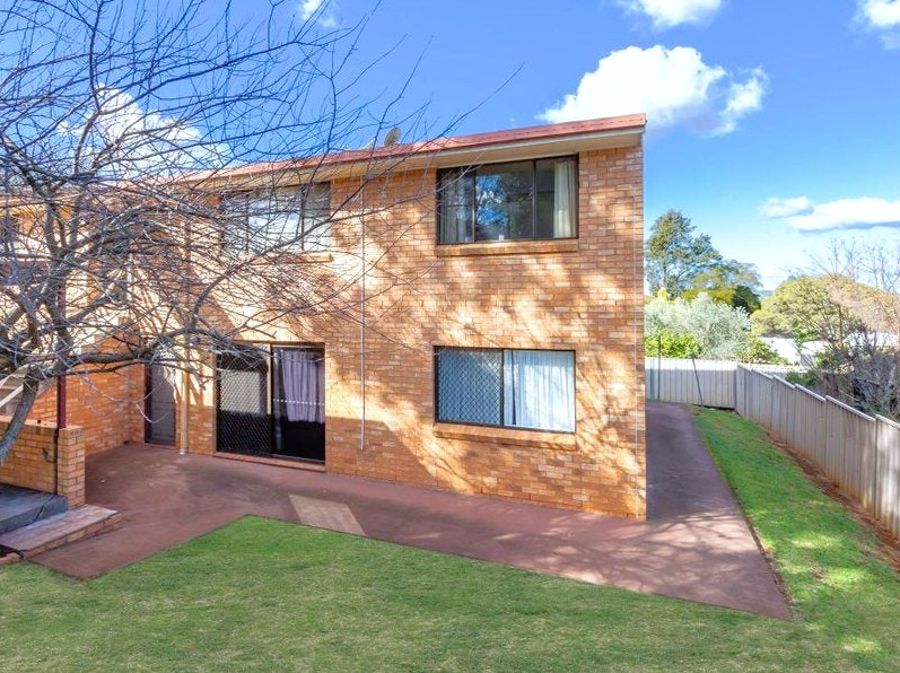 SPACIOUS CITY-FRINGE LIVING - WALK TO CBD, CLIFFORD GARDENS & PARKS!