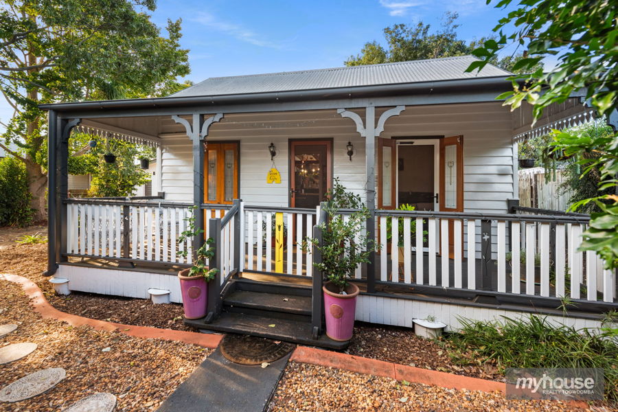 DUAL LIVING DREAM IN BLUE-CHIP SOUTH TOOWOOMBA WITH RESORT-STYLE POOL & SAUNA!