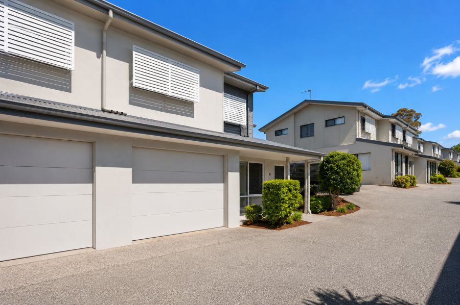 MODERN LIVING, EXCEPTIONAL CONVENIENCE & STRONG INVESTMENT APPEAL!