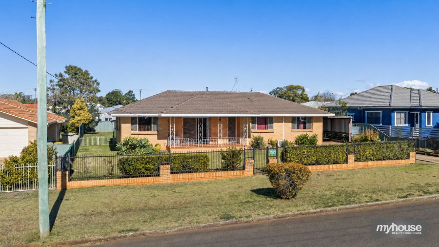 LARGE FAMILY HOME ON CBD'S FRINGE - 1,012M2 ON TWO LOTS + SHED!!