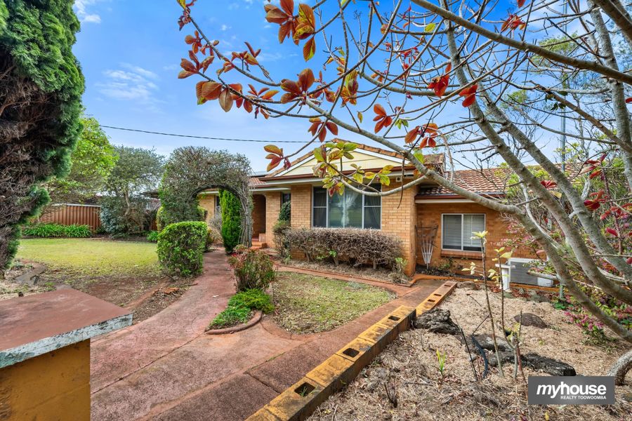 ORIGINAL ONE-OWNER HOME ON AN EXCEPTIONAL 1,186M2 BLOCK