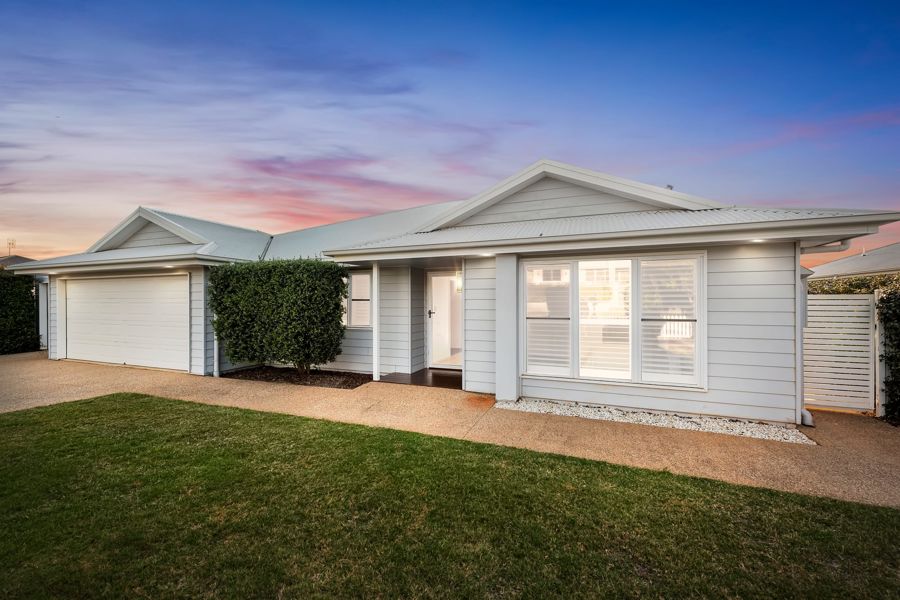 STUNNING FAMILY ENTERTAINER WITH WESTERN VIEWS & RESORT-STYLE LIVING!
