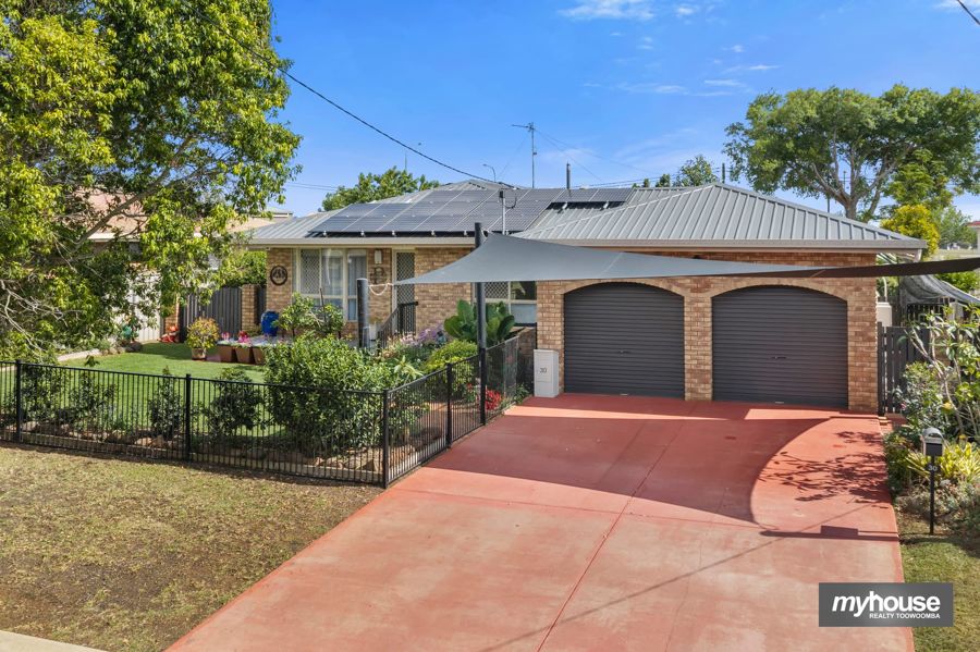 RENOVATED, PRIVATE & SOLAR-POWERED IN WILSONTON