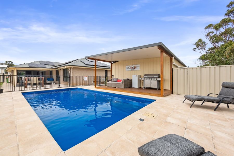 POOL, POWERED SHED, SOLAR & SPACE FOR THE WHOLE FAMILY, JUST IN TIME FOR CHRISTMAS!