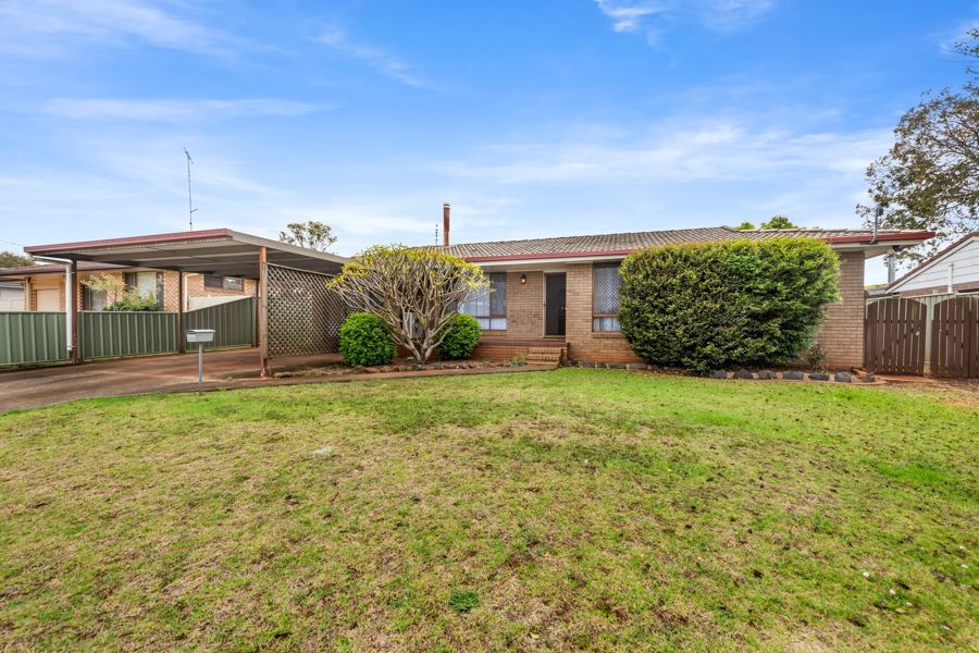 COMFORTABLE FAMILY LIVING IN A SOUGHT-AFTER DARLING HEIGHTS LOCATION!