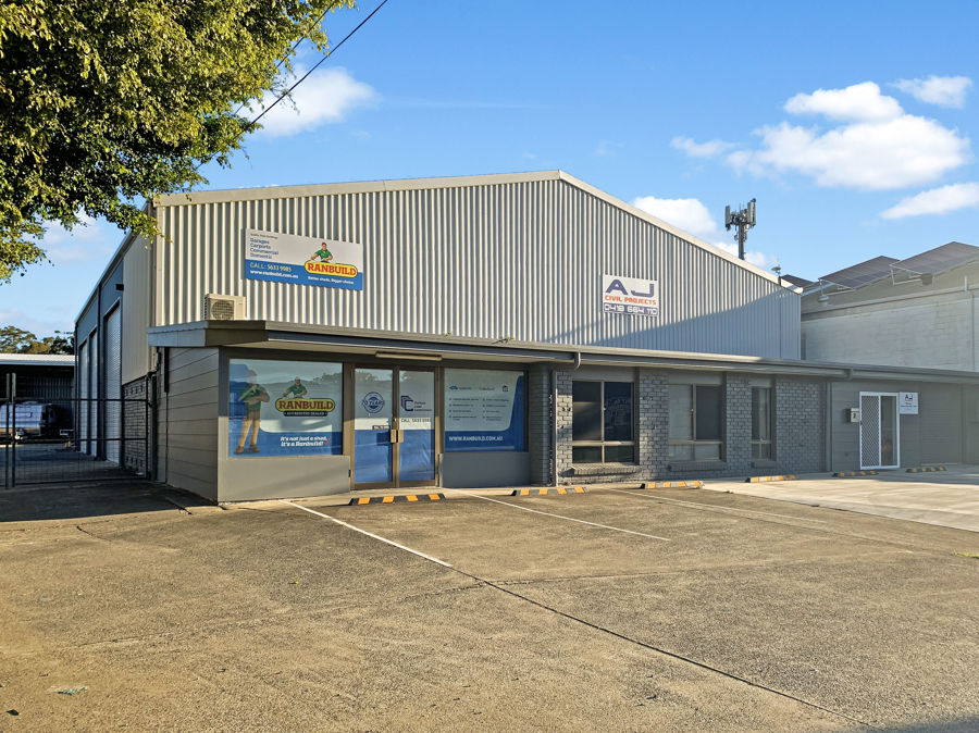 HIGH CLEARANCE WAREHOUSE, AIR-CON OFFICE AND FULLY FENCED CONCRETE HARDSTAND YARD...