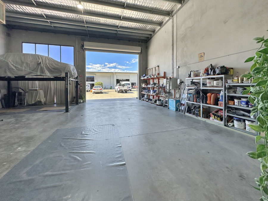 MODERN CONCRETE HIGH-CLEARANCE WAREHOUSE WITH AIR CONDITIONED OFFICE