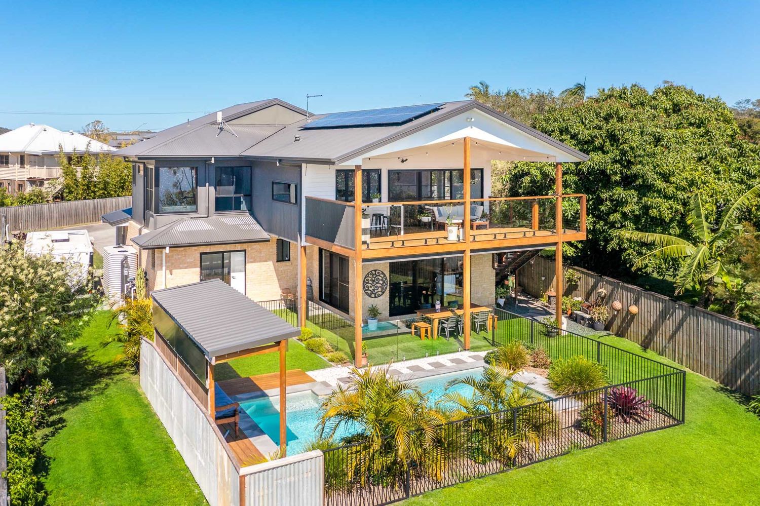 EXECUTIVE HOME WITH RIVER FRONTAGE