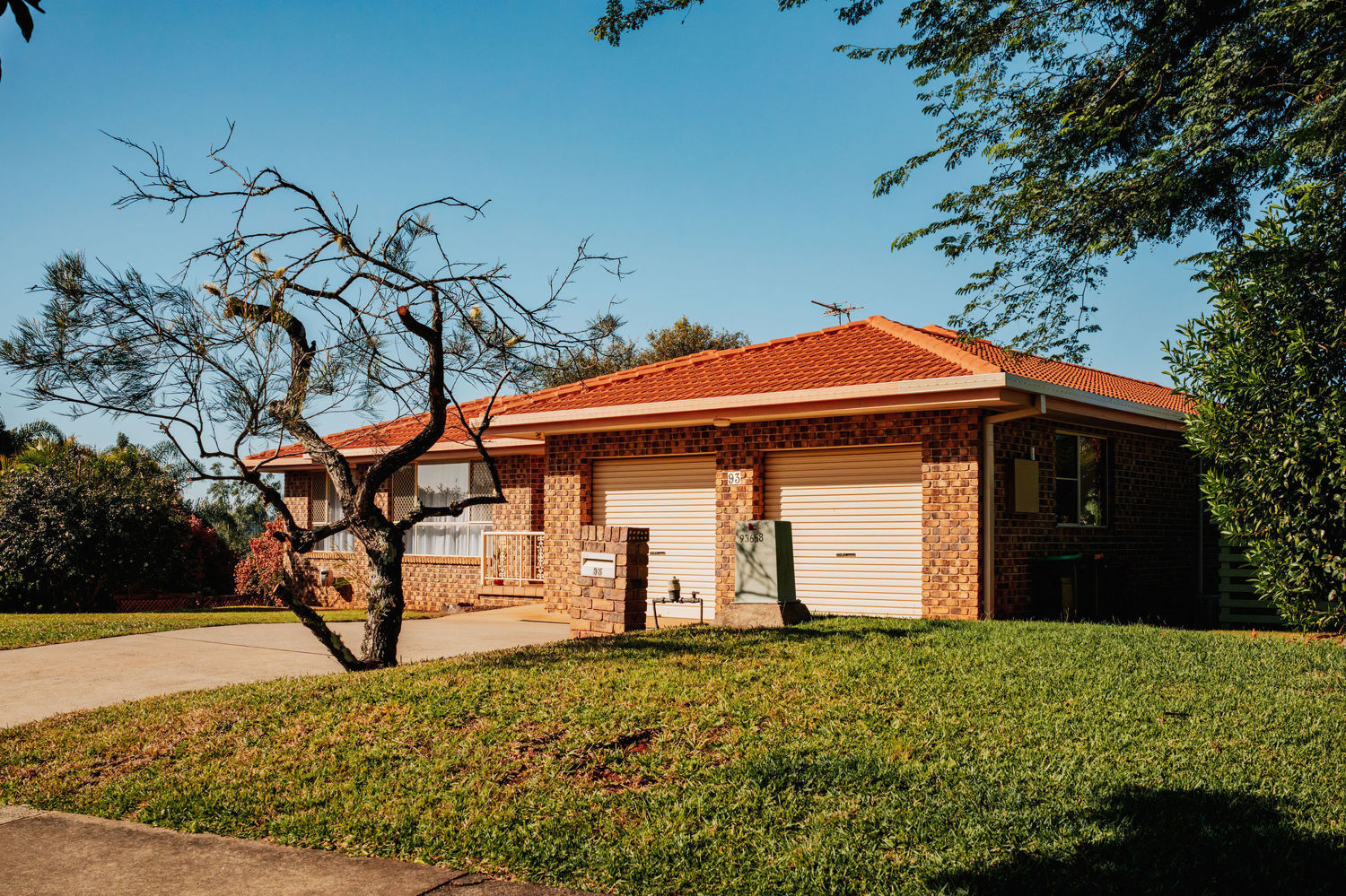 BIG FAMILY LIVING WITH VIEWS IN A PRIME GOONELLABAH LOCATION