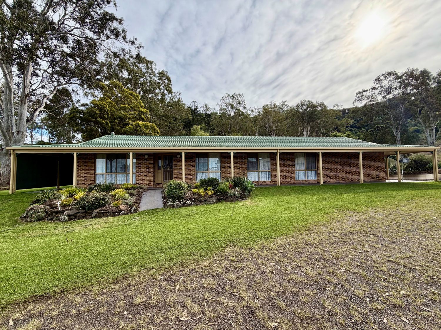 SPACIOUS FOUR BEDROOM HOME IN CANIABA