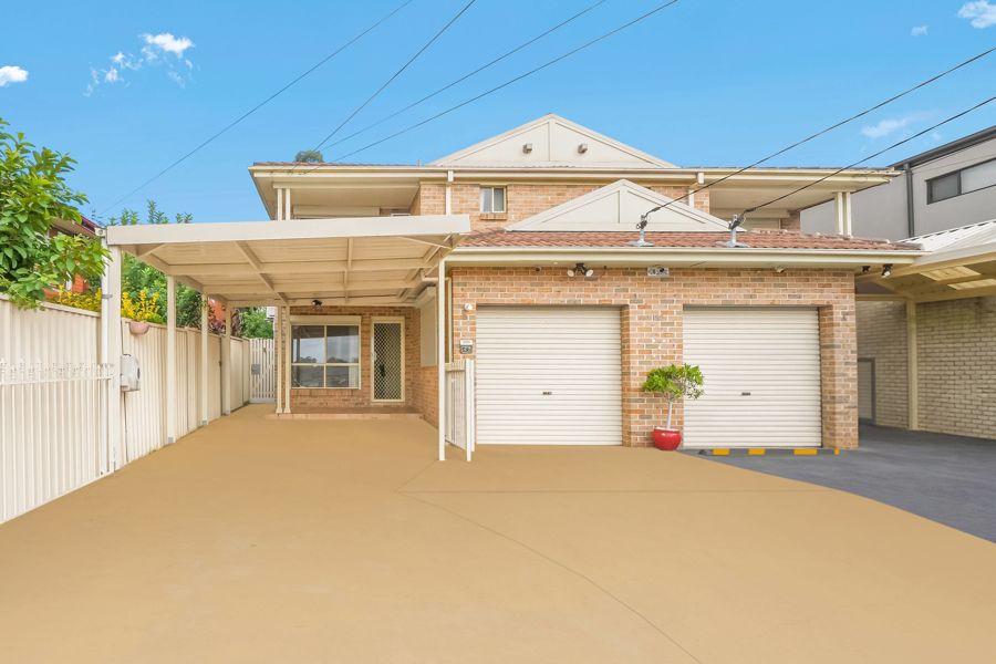 PRIME LOCATION | WIDE STREET | SPACIOUS FAMILY LIVING