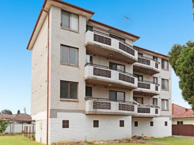 COMFORTABLE TWO-BEDROOM UNIT CLOSE TO FAIRFIELD SHOPPING & TRANSPORT