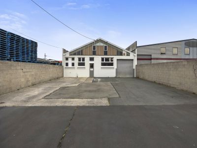 REDUCED! AFFORDABLE, CENTRALLY LOCATED WORKSHOP