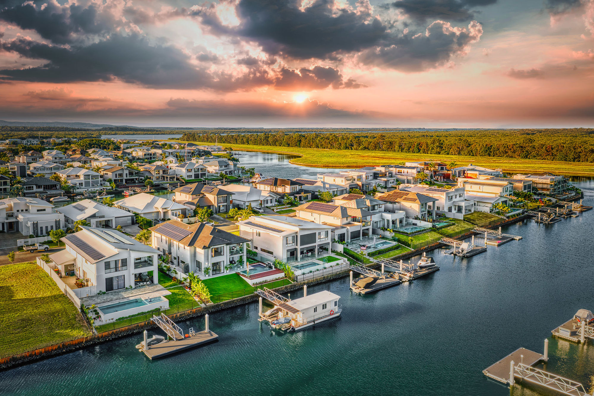 GRAND WATERFRONT RESIDENCE WITH POOL, PONTOON & LUXURY FINISHES - CALYPSO BAY