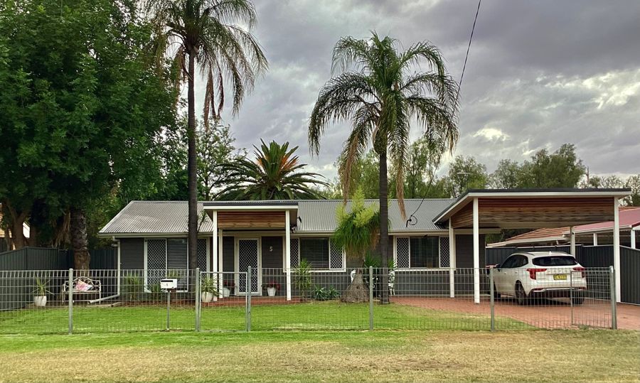 STYLISH ENTERTAINER CLOSE TO LOCAL AMENITIES