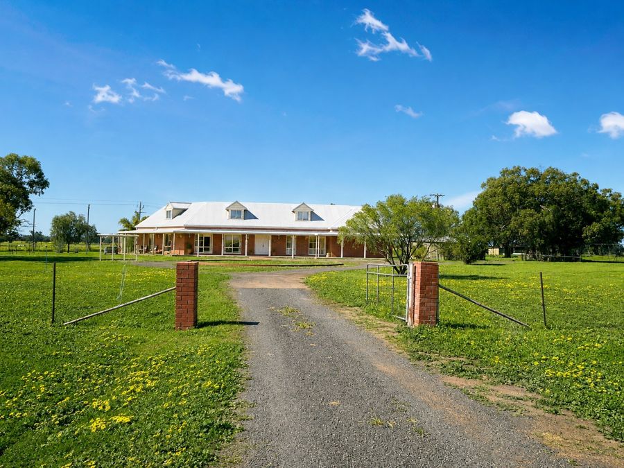 ACREAGE LIVING CLOSE TO TOWN