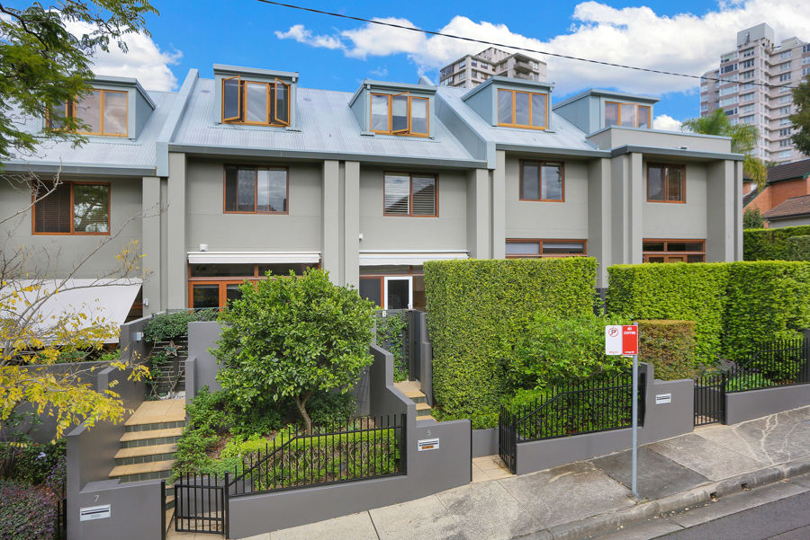 MODERN TOWNHOUSE IN QUIET LANE
