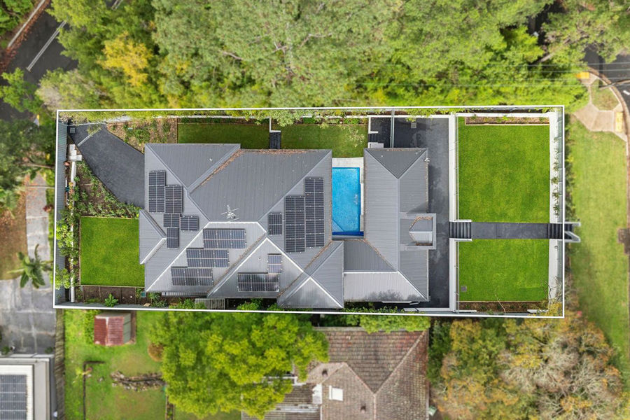 EXPANSIVE FAMILY HOME WITH SEPARATE RETREAT