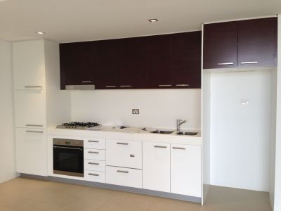 LARGE SUNNY 1 BED 1 BATH 1 SECURE CAR SPACE APARTMENT WITH HUGE BALCONY.