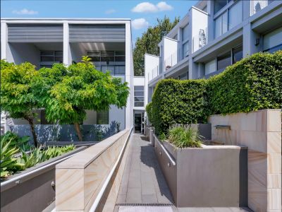 DESIGNER DUAL-LEVEL APARTMENT I CENTENNIAL APARTMENTS
