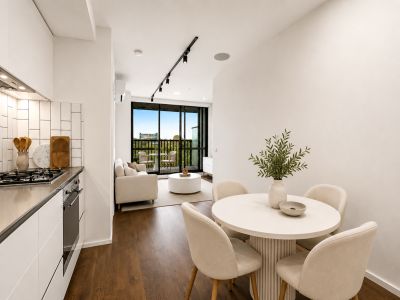 ICONIC TRILBY COMPLEX - PERFECTLY POSITIONED SPACIOUS 1 BEDROOM APARTMENT