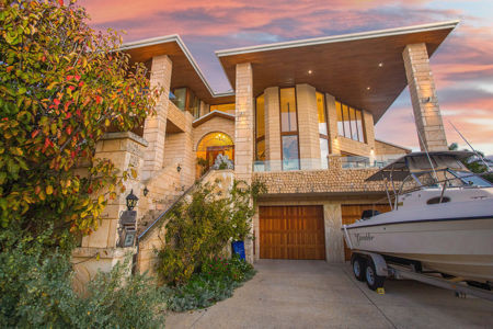 ARCHITECTURAL BRILLIANCE WITH ENDLESS OCEAN VIEWS!