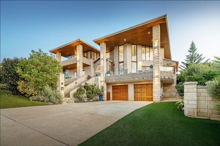 ARCHITECTURAL BRILLIANCE WITH ENDLESS OCEAN VIEWS!