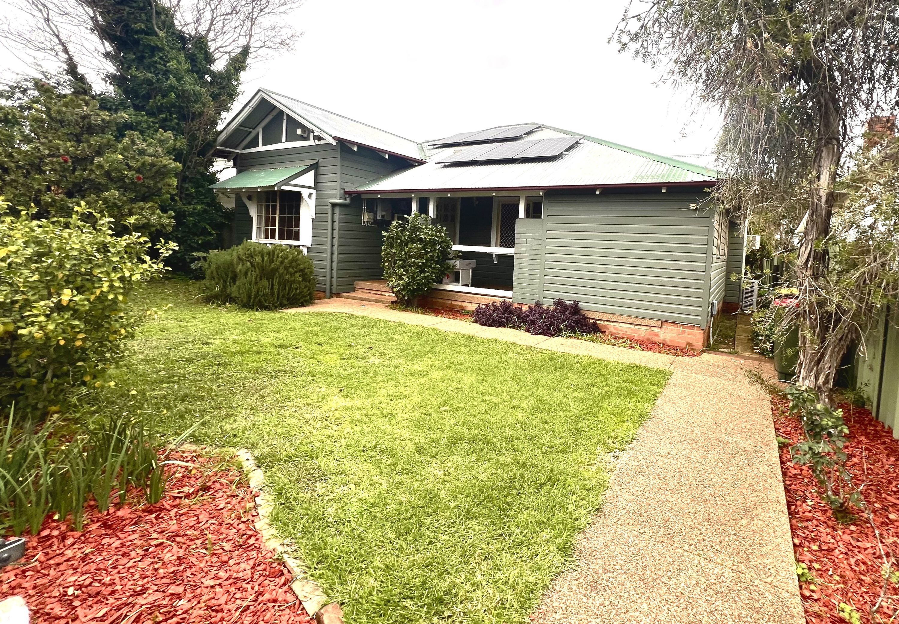 CENTRAL DUBBO LIVING WITH REAR LANE ACCESS!